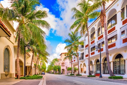 Palm trees and building in Palm Beach, FL